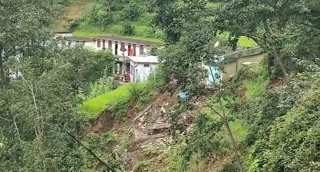 रुद्रप्रयाग में बारिश का कहर: भूस्खलन से दहशत, 10 परिवारों ने छोड़े घर