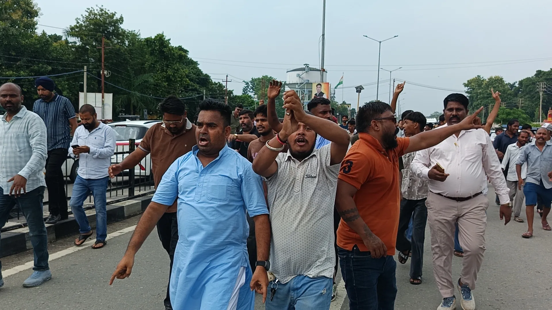 रुद्रपुर में गिरफ्तारी की मांग पर वाल्मीकि समाज का प्रदर्शन, हाईवे जाम; कोतवाली घेराव की चेतावनी