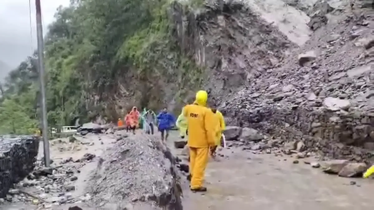 केदारनाथ पैदल मार्ग पर टूटा पहाड़, भारी बोल्डर की चपेट में यात्री की मौत