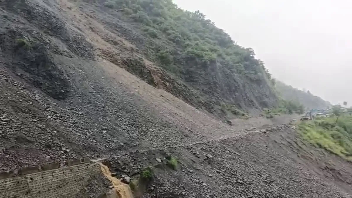 बारिश से बिगड़े हालात: NH-34 समेत कई मार्ग बाधित, उफनते गदेरों ने बढ़ाई मुश्किल