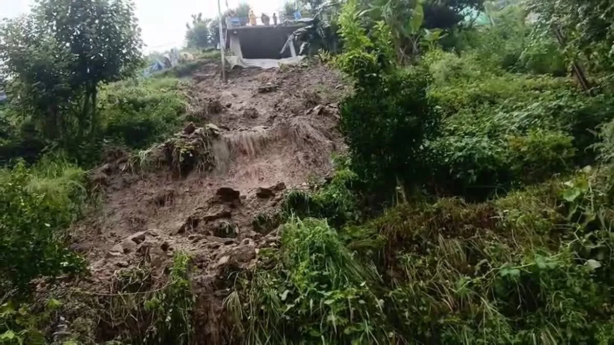 उत्तरकाशी के उडरी गांव में भारी भूस्खलन, पांच घरों को नुकसान; बाल-बाल बचे ग्रामीण