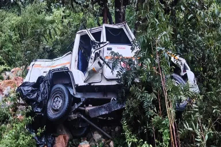 उत्तरकाशी : जागड़ा मेले से लौट रहे ग्रामीणों की बोलेरो 200 मीटर गहरी खाई में गिरी, एक की मौत, 11 घायल