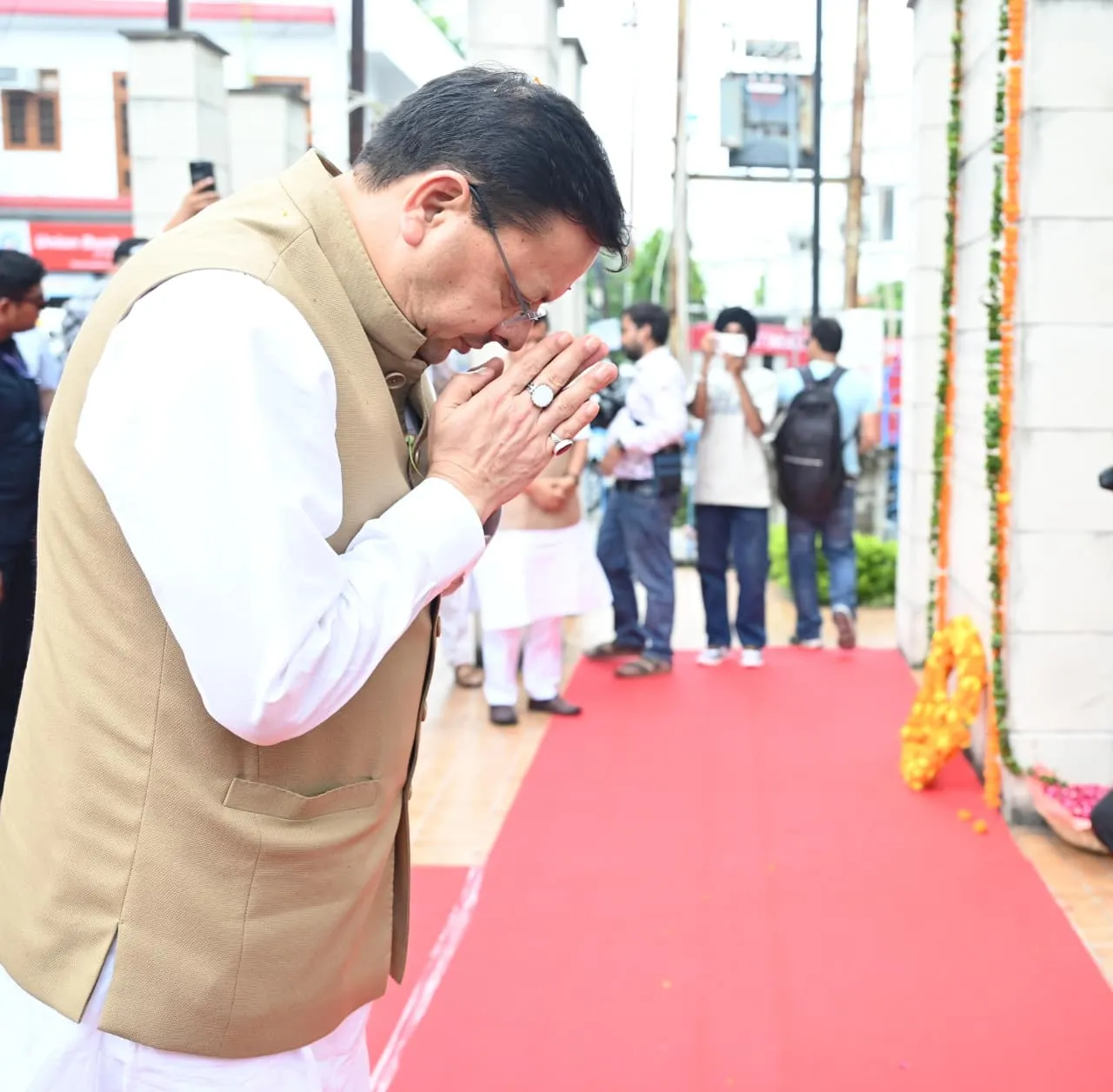 शहीद स्मारक पहुंचे CM धामी, अमर शहीदों को नमन कर अर्पित की पुष्पांजलि