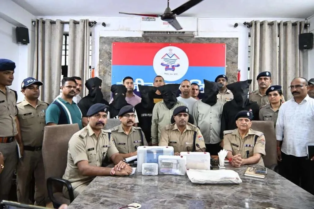 फर्जी निवेश नेटवर्क का भंडाफोड़, पांच आरोपी गिरफ्तार; 1.10 लाख नकद और 24 एटीएम कार्ड बरामद