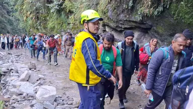 चीड़बासा स्लाइडिंग जोन में SDRF ने संभाला मोर्चा, 9 हजार यात्रियों को सुरक्षित कराया पार