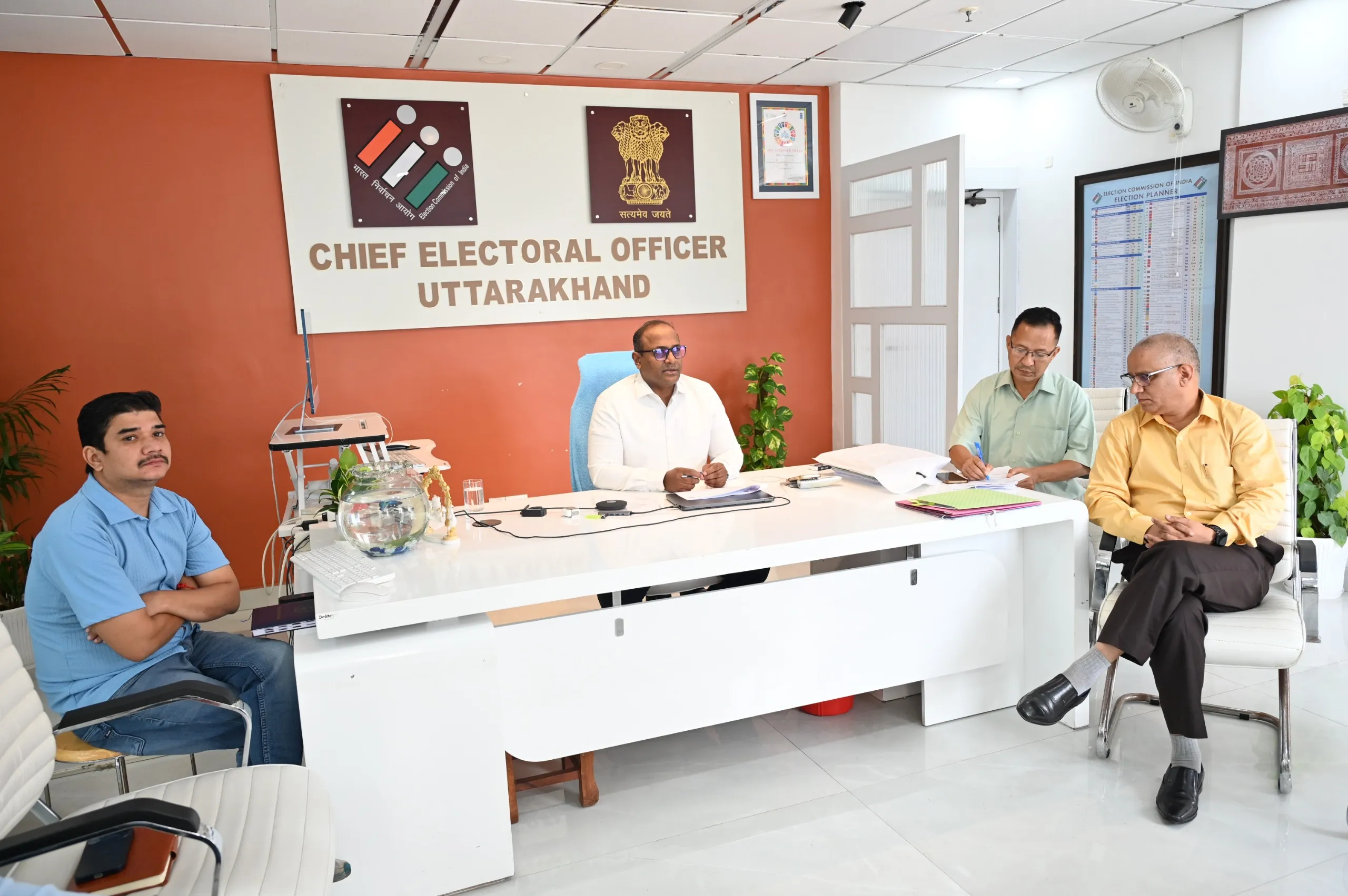 आयोग की गाइडलाइन के अनुरूप तैयारी पूरी करने के निर्देश, मतदान केंद्रों पर बिजली-पानी समेत सभी सुविधाएं सुनिश्चित करने को कहा