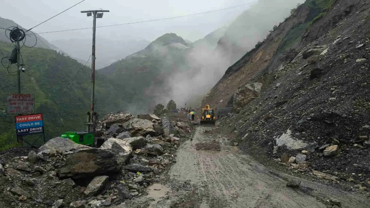 उत्तराखंड में बारिश का कहर: पिथौरागढ़ में 18 और बागेश्वर में 16 सड़कें बंद, टिहरी में रिंग रोड का पुश्ता क्षतिग्रस्त
