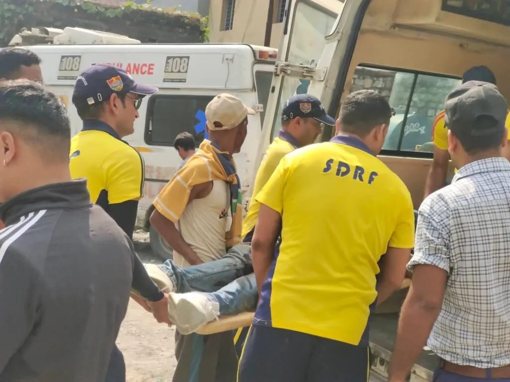 सहस्त्रधारा में खाई में गिरी कार, SDRF ने तीन घायलों को किया रेस्क्यू