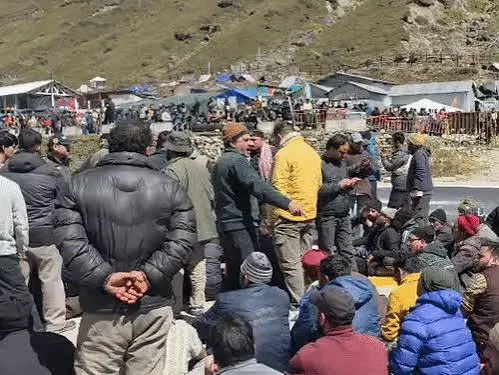 केदारनाथ में अस्थायी दुकानें हटाने पर व्यापारियों का विरोध, हेलीपैड पर दिया धरना