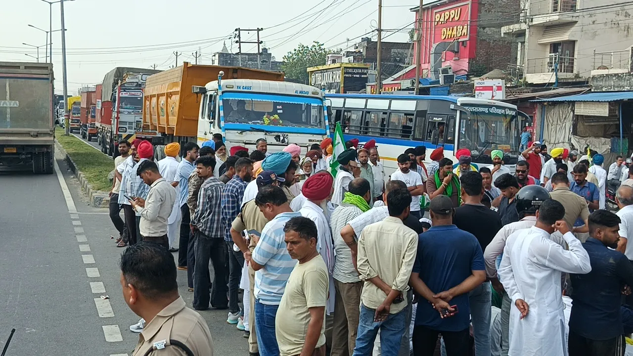 धान की सरकारी खरीद शुरू न होने पर भड़का किसानों का गुस्सा, रुद्रपुर में हाईवे जाम